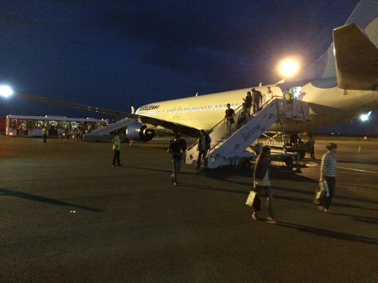 Самолёт Победы в аэропорту Гумрак