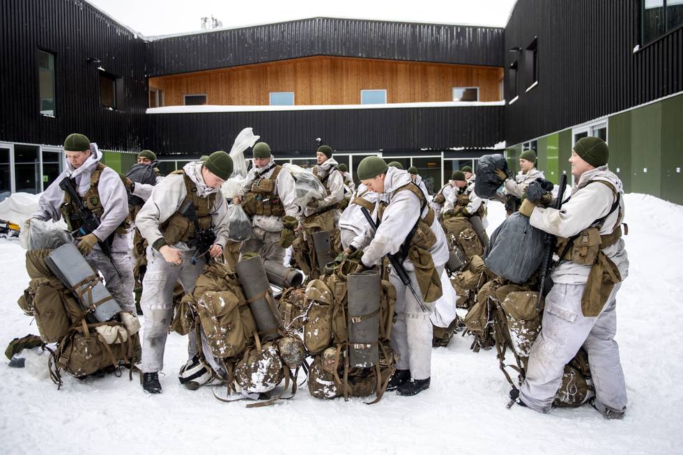 Военнослужащие проверяют зимнюю экипировку